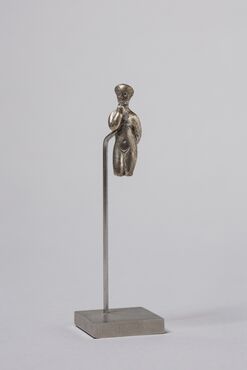  Pseudo-Angerona , I-III ème siècle de notre ère. Pendentif en argent. Collection Musées Chinon, Vienne et Loire.