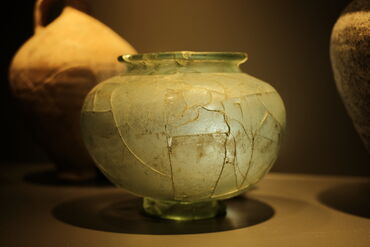 Urne funéraire en verre, nécropole antique de Jublains