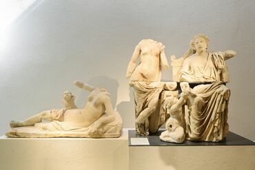 Statues antiques de la déesse-mère Rosemerta et de nymphes