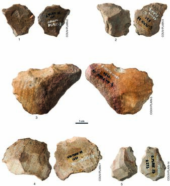 Grotte des Plaints à Couvet (NE). Outils en pierre paléolithiques