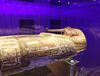 Staroegipčanka mumija svečenika Akesuite in pripadajoča antropomorfna krsta.