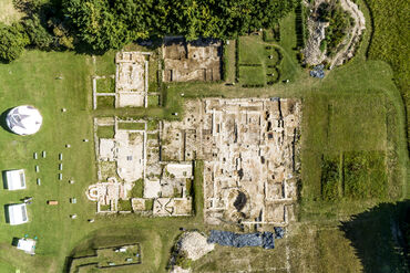 Site archéologique à Saint-Saturnin-du-Bois, prise de vue au drone
