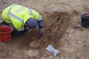 Vue générale d’une sépulture probablement médiévale en cours de fouille découverte lors de la deuxième tranche de fouille du site de Bresles, « la Basse Couturelle ».
