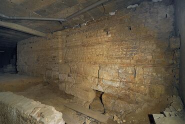 Le rempart romain dans la crypte archéologique