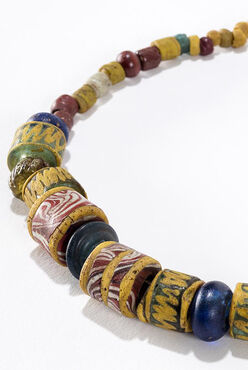 Collier en perles de verre découvert à Cheseaux-près-Lausanne (Haut Moyen Âge)