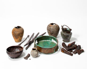 Vases décorés, poêlon, bassin et situle en bronze, barres et haches en fer découverts au Mormont