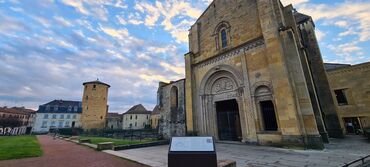 abbaye bénédictine - porche du XIIe siècle