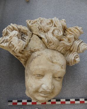 Fragment de lapidaire mis à jour à l'intérieur du couvent, site du musée Bonnat-Helleu