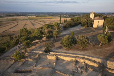 Vue aérienne de l'oppidum et musée archéologique d'Ensérune