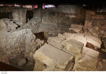 Vue des vestiges de la Crypte archéologique