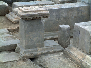 Pedestal de los Calventii conservado in situ