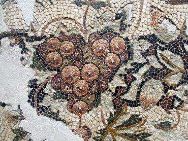 Grappolo d'uva e tralci di vite, mosaico policromo (fine I a.C.)