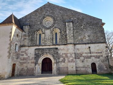 Façade occidentale de l’abbatiale Notre-Dame de Flaran en 2024