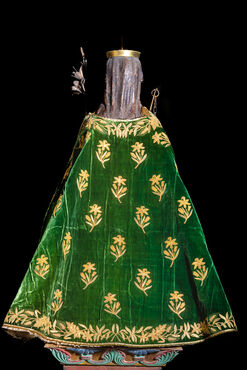 statue de Notre-Dame des clés au manteau vert brodé d'or