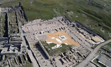 Vista general del foro de Segobriga desde el oeste