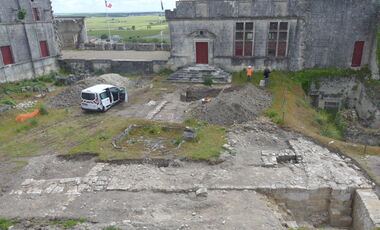 Fouilles archéologiques dans la cour du château