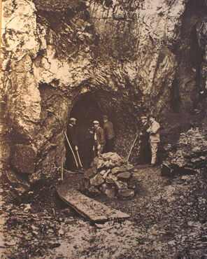 Chercheurs de la Wallonie devant la grotte
