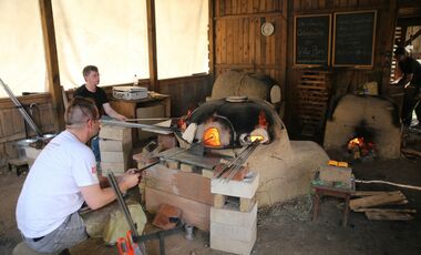 Glasmacher bei ber Arbeit
