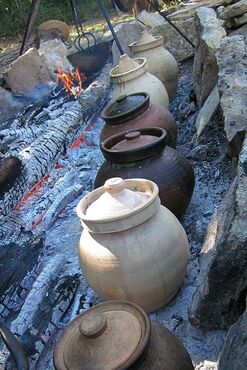 Cuisson médiévale sur feu de bois