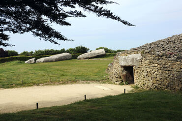 Grand menhir brisé et dolmen de la Table des Marchands