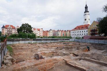 Prace archeologiczne w Głogowie z widokiem na Ratusz